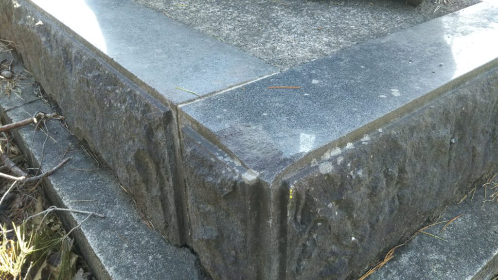 破損した石碑の土台